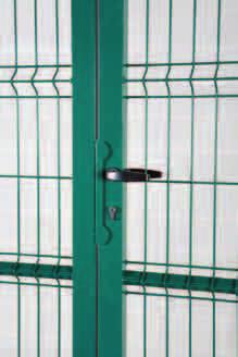 (2 leaves) 2 handrails 2 brace posts Closure box for padlock (2 fixing pieces) Strainers