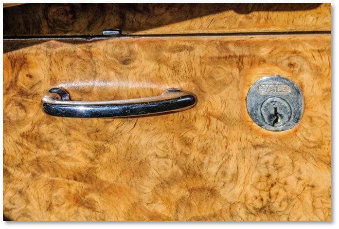 Yes, that is what real burled wood looks like. Hmmm, I m not sure this is a standard Bentley gear shift lever. A performance car? Definitely not. A luxury car?