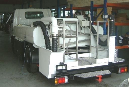 LAVATORY TRUCK GENERAL The AEREX Lavatory Servicing Truck is a self-contained unit consisting of a 2200 litre waste tank, 1300 litres water tank, water pump assembly, waste hose, water hose, hoses