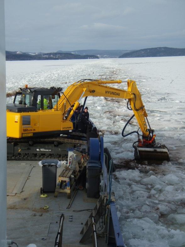 Figure 2. Oil recovery bucket connected to hydraulic excavator. Tests in 2009 in ice.(photo: J.