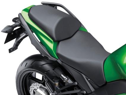 EVERYDAY VERSATILITY: RELAXED RIDING POSITION Comfortable Ergonomics The Z1000 SX s relaxed riding position was designed to accommodate everything from city riding to touring to sport riding.