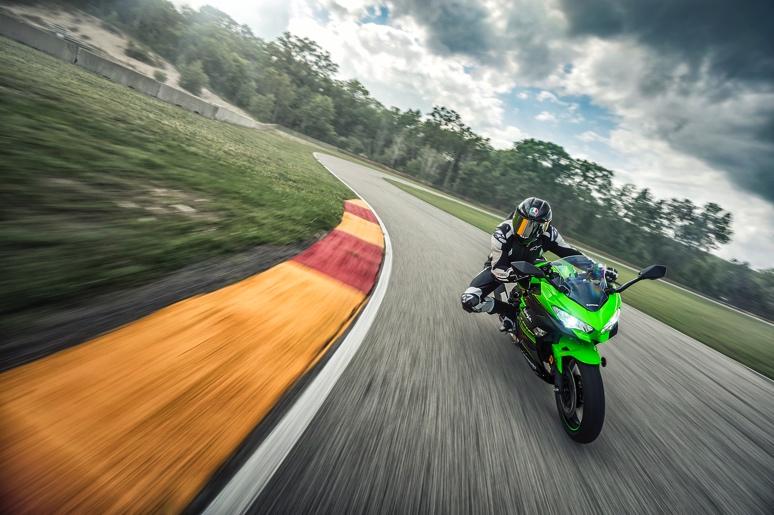 New Model Press Release December 1, 2017 DO NOT RELEASE BEFORE DECEMBER 1, 2017 2018 KAWASAKI NINJA 400 NIMBLE HANDLING AND HIGH PERFOMANCE APPEALS TO WIDE RANGE OF RIDERS The stacked and always