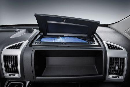 Central glove compartment A lockable, centrally positioned second glove compartment is installed as standard, and can be replaced by a cup holder on