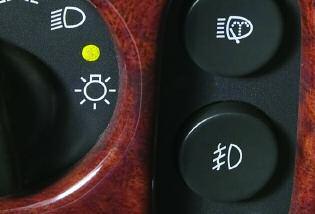9 Activate the Daytime Running Lamps (DRL) and automatic headlamp system Move the knob to the AUTO ( ) position.
