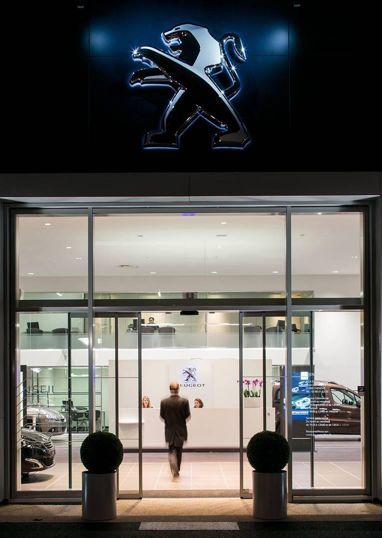 THERE FOR YOU. NETWORKS AND SERVICES When you choose PEUGEOT, you have the reassurance of knowing that your vehicle has been designed and built to give you years of worry free motoring.