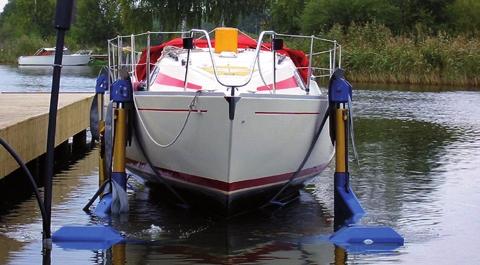 It is equipped with slings on two pairs of hydraulic lifting arms that can rotate manually to fit boat widths up to 4.2 meters.