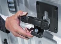 Our industry-first remote tailgate release with power remote locking opens the tailgate with your key fob.