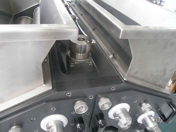The product is placed in the hopper of the machine, the rollers feed the dosing metering pumps, placed below.
