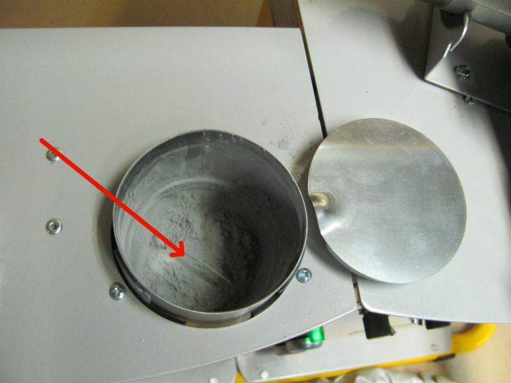 This very small powder level may cause powder supply overflow. Fill the powder up to the wire loop top.