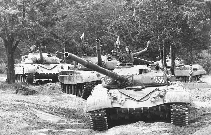312 COLD WAR SOVIET UNION: T-72 MBT SOVIET UNION: T-72 MBT Courtesy of Art-Tech/Aerospace/M.A.R.S/TRH/Navy Historical.