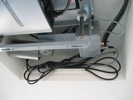 The cables are neatly bundled and fastened to the platform with several cable ties so that the cables running from the projector run against the top of the projector.