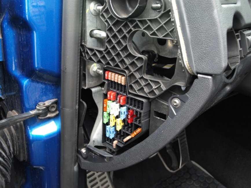Once the cover is taken away from the fuses compartment, you can see the first screw that must be