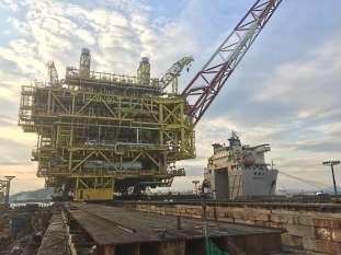 ton weighing oil rig Bergading was shifted to load on bord of a barge
