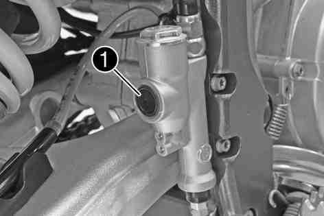 BRAKES 62 13.10Checking the rear brake fluid level Danger of accidents Failure of the brake system.