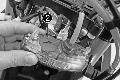 96) Check that the O-ring of the locking cap is seated properly. 100876-10 100877-10 Position locking cap and, using a coin, turn it clockwise all the way.
