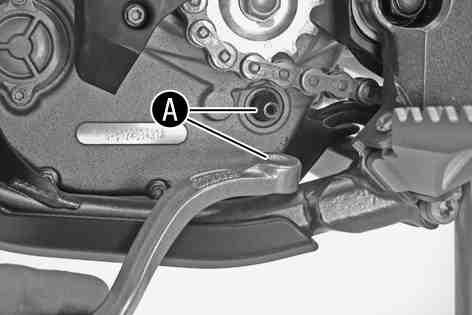 5Adjusting the basic position of the shift leverx Remove screw and take off shift lever. 100831-10 Clean gear teeth of the shift lever and shift shaft.