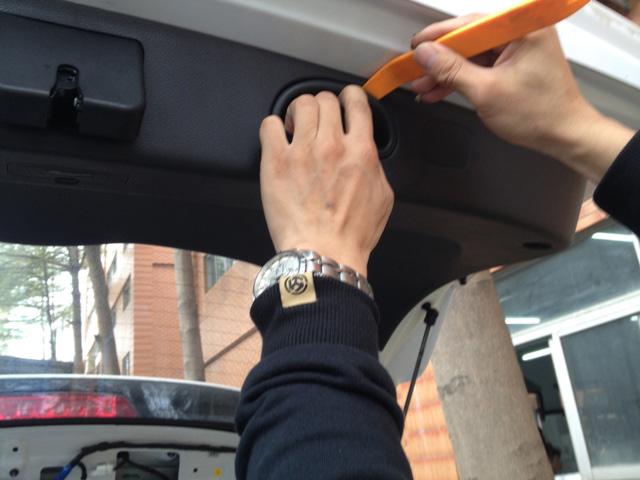 Insert a moulding remover between the interior lift gate trim panel and the body structure.
