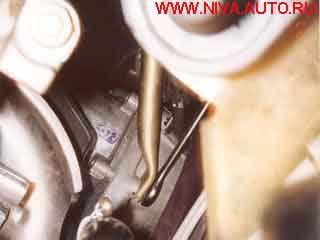 Loosen and remove the starter motor upper bolt with a 13 mm wrench.