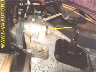 washer may break. Use both hands to shake the gearbox up-and-down, separate it from the engine until the shifting mechanism extension rubs against the edge of the hole in the floor tunnel.