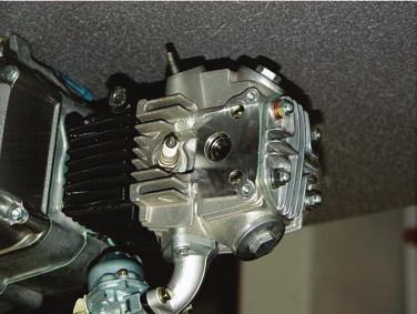 Remove the cam sprock et from inside the left of the cylinder head by removing its
