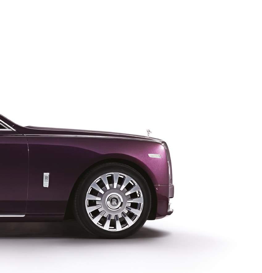 PHANTOM EXTENDED WHEELBASE Phantom Extended Wheelbase promises inner comfort and outer charisma, with a whisper-quiet performance that makes this the perfect space to work, entertain or relax in