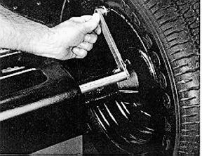 Measure the Wheel at the Inner Rim Lip with the Dataset Arm Pointer Measure the distance to the wheel inner rim lip by pulling the sliding dataset arm pointer outward until it is touching the wheel