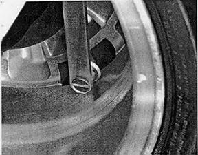 Measure Wheel Width with the Rim Width Calipers The rim width calipers are used to measure the distance between the wheel rim lips (tire bead seats). Apply the rim width calipers as shown below.