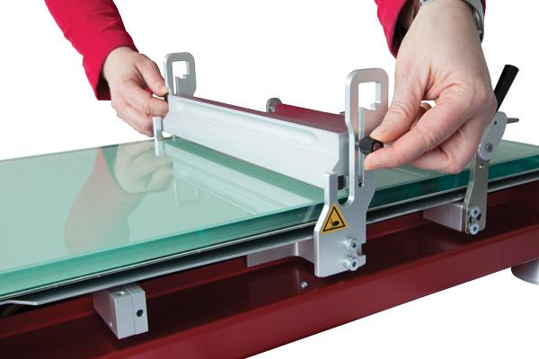 To do so, place the spirit level and adjust the levelling feet (10) until the ZAA 2300 is levelled perfectly. The glass plate must be firmly in place.