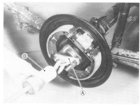4) Using special tools indicated below, draw out each axle shaft with brake backing plate. Rear wheel bearing retainer ring Rear axle shaft Fig. 17-2-9 Fig.