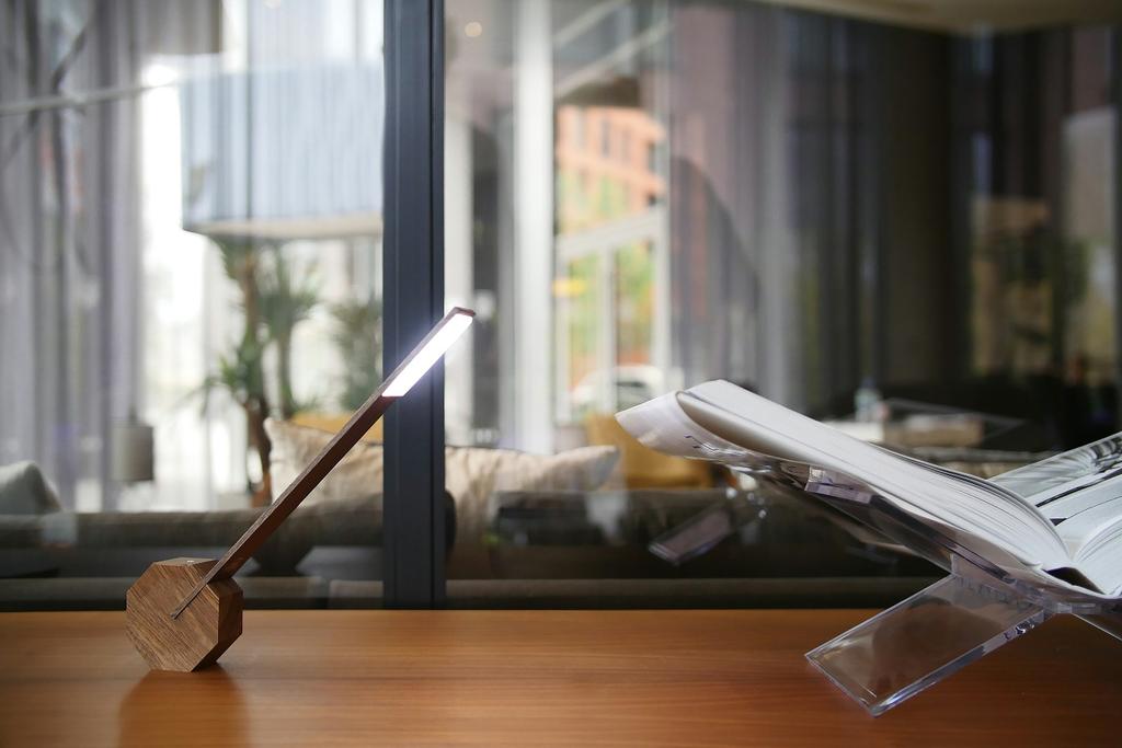 Octagon One Rechargeable Desk Light Balance Light The Octagon One desk lamp combines the best of simple and natural effect finish to achieve its modern industrial aesthetic.