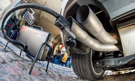Emission Experience and New Concept for Emission Testing PM and NO x Topics in European Newspapers : A measuring hose for emissions inspections in diesel engines sticks in