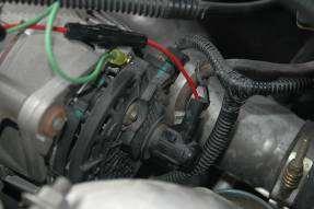 NOTE: The power supply leads can be connected to the battery or the alternator.