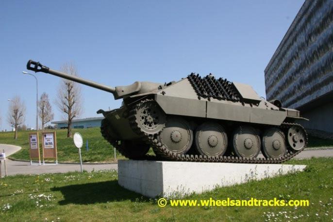 Day (Switzerland) This tank is located 1km far from the fort, along the access road to the fort.
