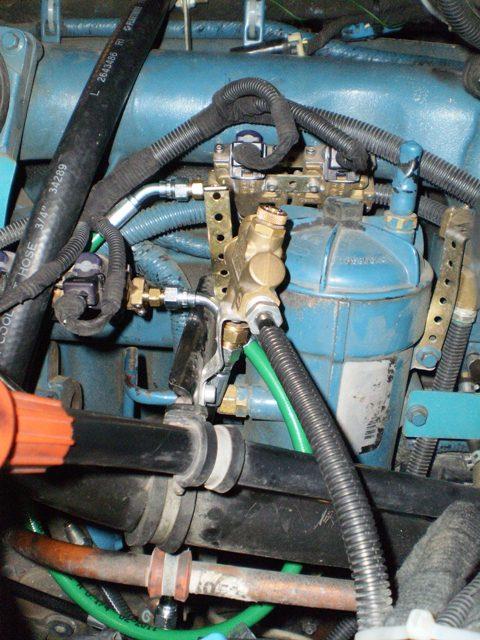 CRITICL PROCESS OPERTION 70) OBTIN THE SUPPLY HOSE SSY (D); HNDSTRT THE FITTING ON ONE END OF THE HOSE ONTO THE RER FUEL RIL FITTING ON THE FRONT FUEL RIL SSY 80 1 80) USING WRENCH WITH 15mm