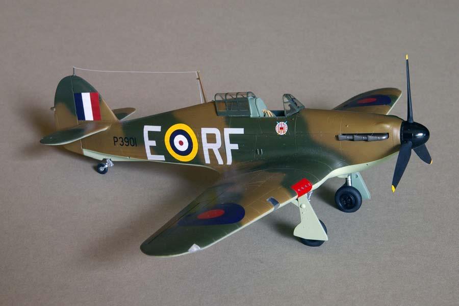 Hurricane Mk.Is were camouflaged with Sky, type S undersides (FS-34424) and the topsides in a pattern of dark earth (FS-30118) and RAF dark green (FS- 34079).