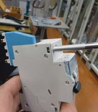 the circuit breaker terminals, then tighten to the correct torque (1.6 to 2 N m).