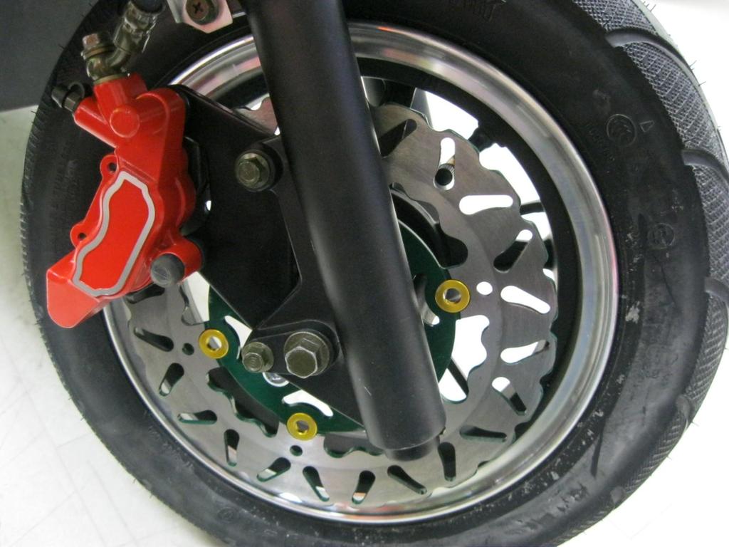 11 P a g e Disc Brakes (front) and Tubeless Tires The Emmo GT80 is assembled with front disc brakes, as opposed to drum brakes, and tubeless tires.