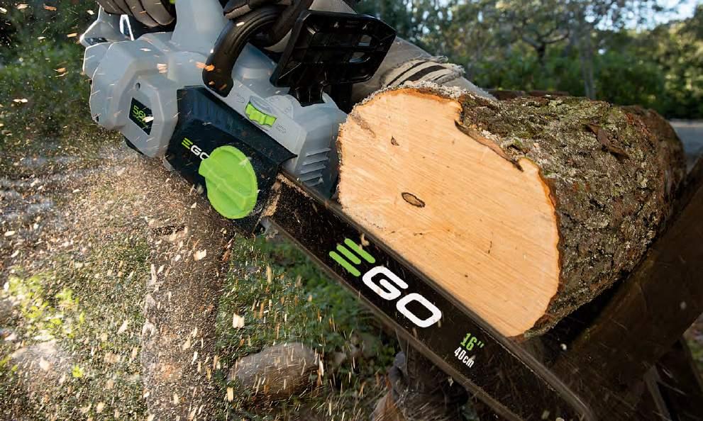 Trunks, logs, branches, nothing gets in its way. The tool-free chain tensioning makes set up and adjustment simple.