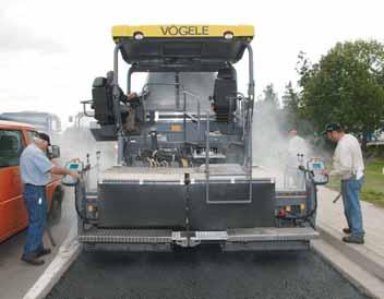 The screed extends hydraulically from 2.55m to 5m and builds up with bolt-on extensions to a maximum width of 8.5m. Addition of cut-off shoes allows to reduce pave width to a minimum of 2m.