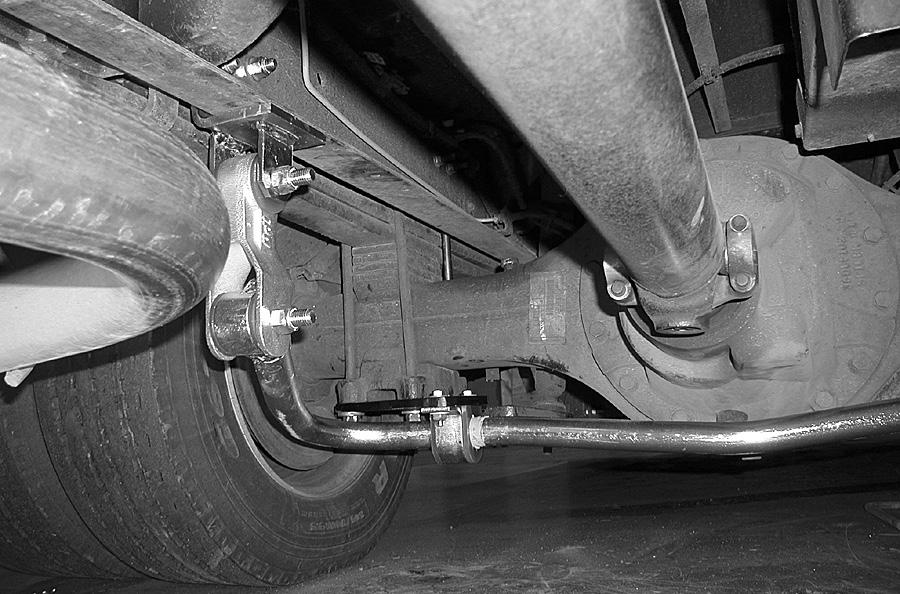 Install the anti-sway bar assembly to the flat plates. Lift the anti-sway bar assembly into position so that the saddle bracket holes align with the flat plate holes.