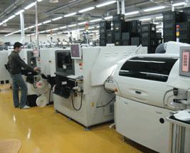 Slika 4: Lakirni stroj Nalaganje SMD elementovl -Na tiskana vezja SMD elemente nalagamo na lepilo ali spajkalno pasto na nalagalnih linijah proizvajalcev SIEMENS,