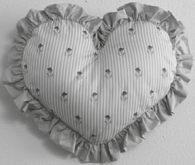 400 x 350 mm 195,00 Cuscino a cuore con gala Heart shaped