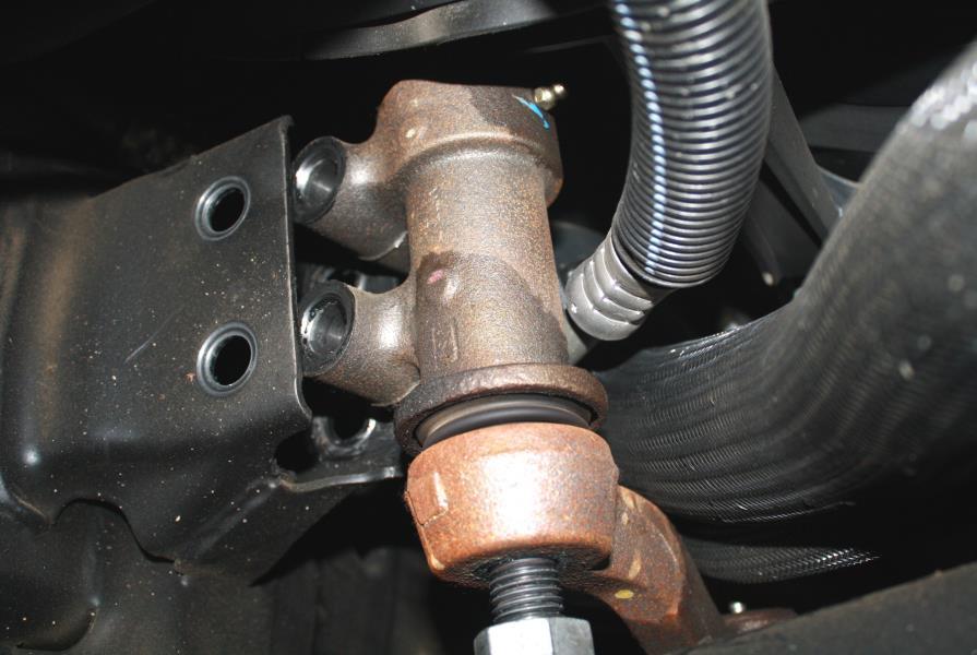 must use pitman support bracket #8272. If this vehicle has the traditionally designed center link, use the pitman arm support bracket #8257. Figure 8: idler arm and idler pivot 9.