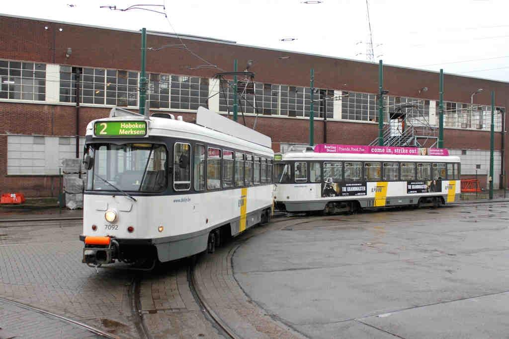 2.5. PCC TRAMS DE LIJN ANTWERP Figure 28 Coupled PCC s Trams General Description The electric trams type PCC are used for urban transportation in the north of Belgium.