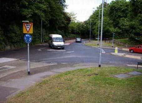 Slika 3.2: Mini krožno križišče - slikano v trenutku, ko lahko tovorno vozilo prevozi sredinski otok, Taunton, Somerset 3.