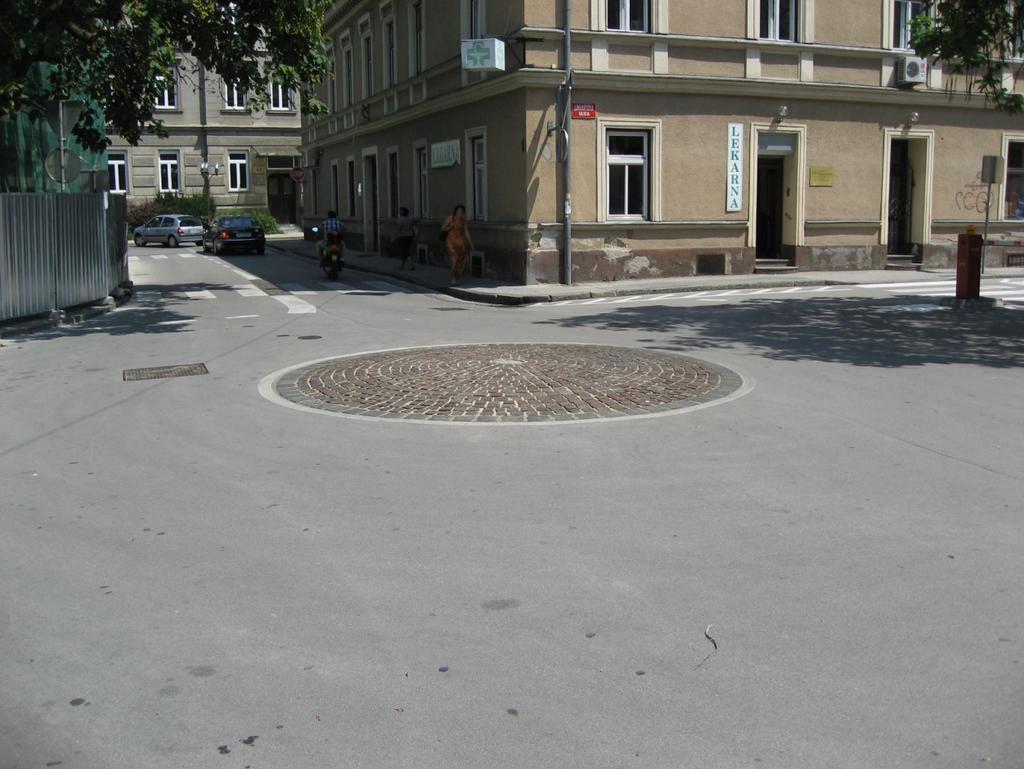 6.2 Prvo mini krožno križišče Prvo mini krožno križišče v Sloveniji je bilo zgrajeno leta 1999 v Celju.