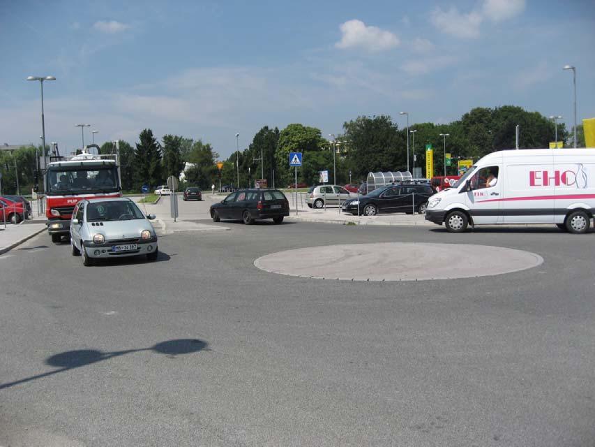 Mini krožna križišča se v bližini večjih nakupovalnih središč tudi uspešno uporabljajo kot ukrep za umirjanje prometa, saj je