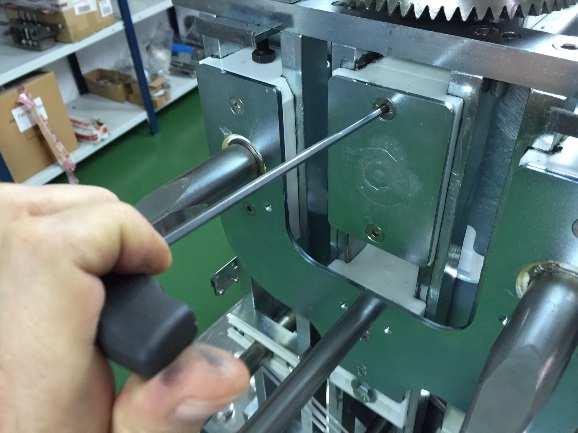 7.- PUSHING PLATE ADJUSTMENT (10 min) With the machine opened, take the stainless-steel slide cover off by removing the 6 screws that fasten it as shown in left picture.
