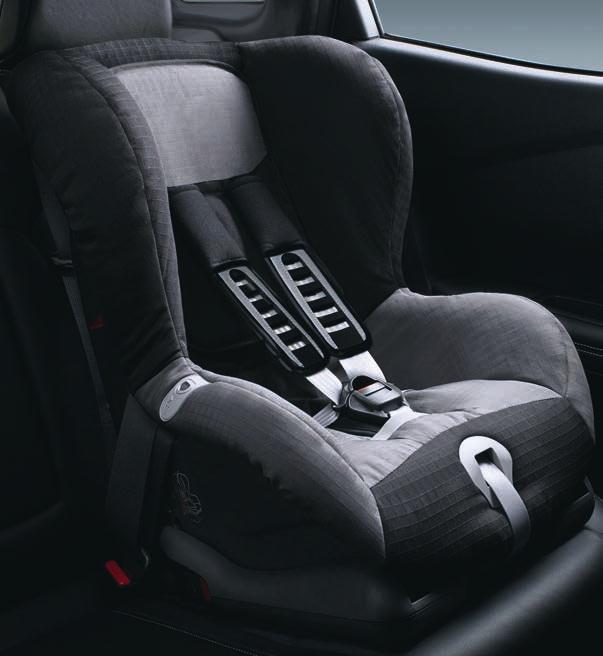 The adjustable headrest and the contoured back ensure perfect support for your child, aged 9 months to 4 years.