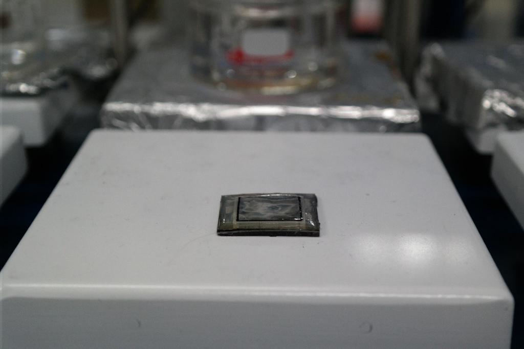 (a) Digital photographs showing the dimensional change of the SiPV-LIB device (with a focus on the LIB part) after it is placed in a hot oven for